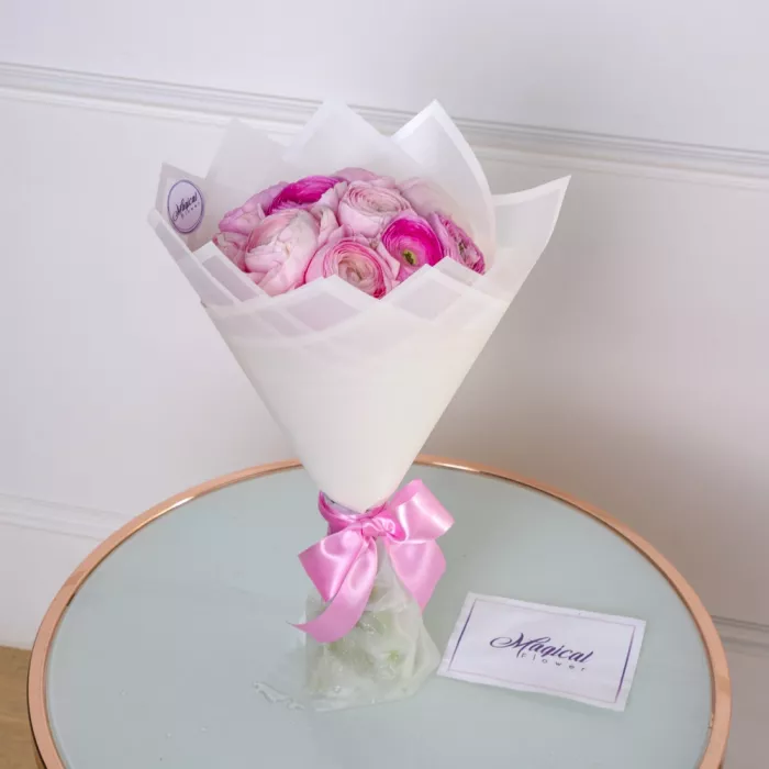 Букет из 11 розовых ранункулюсов