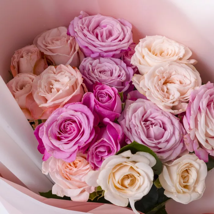 Букет из пионовидных и кустовых роз