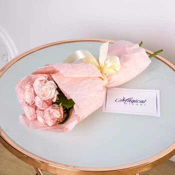 9 пионовидных нежно-розовых роз