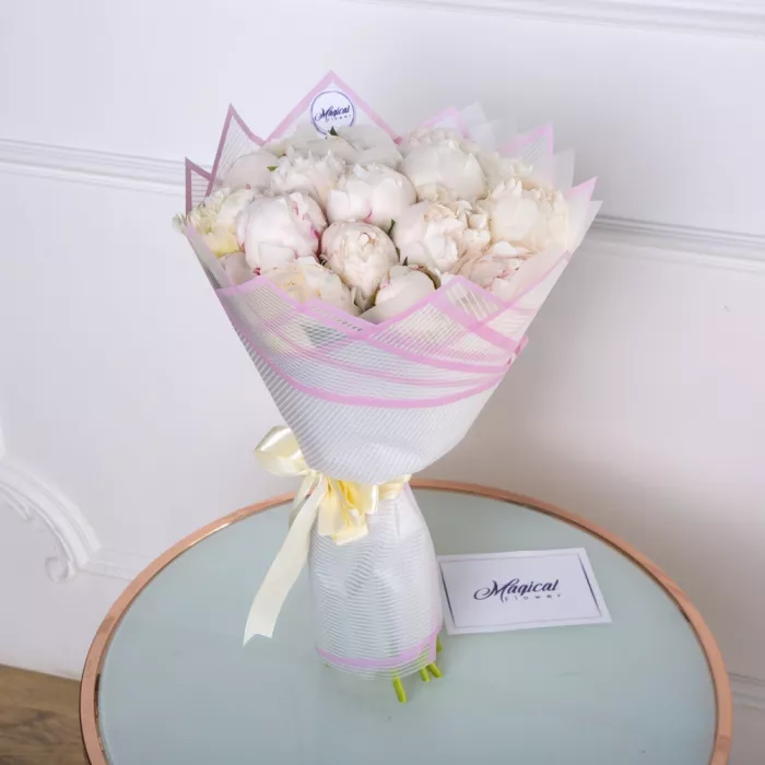 19 белых пионов