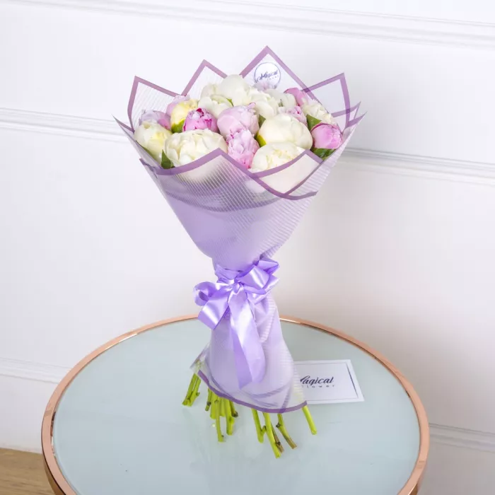 Букет из 19 разноцветных пионов