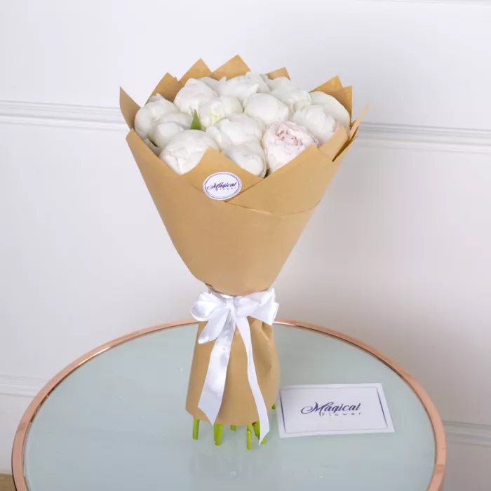 Букет из 11 белых пионов в крафте