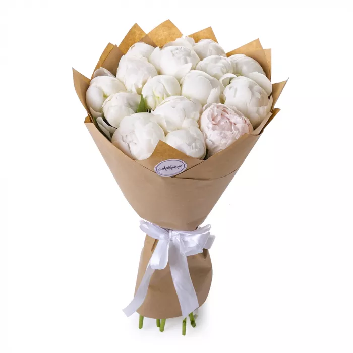 Букет из 11 белых пионов в крафте