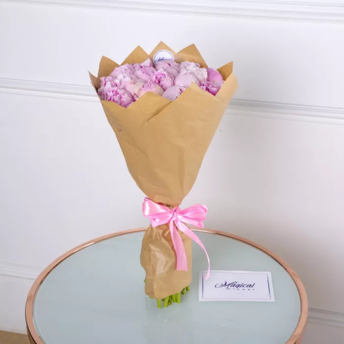 Букет из 19 розовых пионов