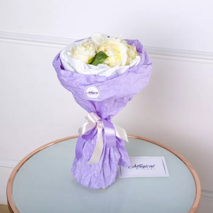 5 белых пионов