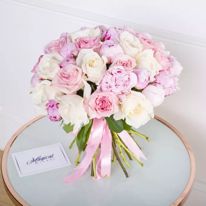 Букет с разноцветными розами и пионами