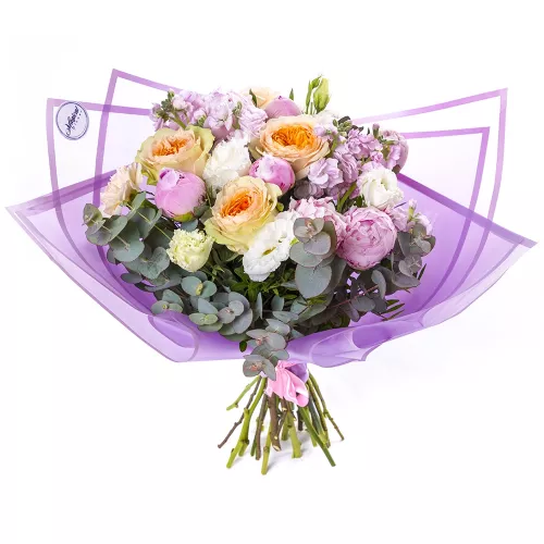 Букет с пионами и чайной розой