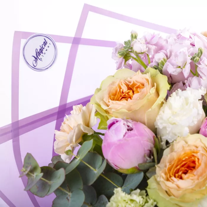 Букет с пионами и чайной розой