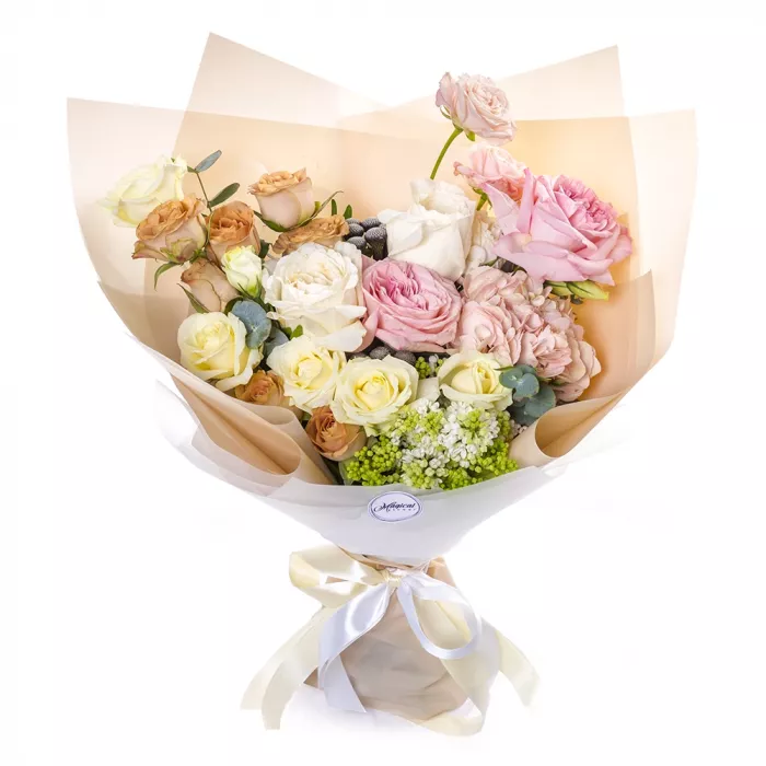 Букет с разноцветными розами и сиренью