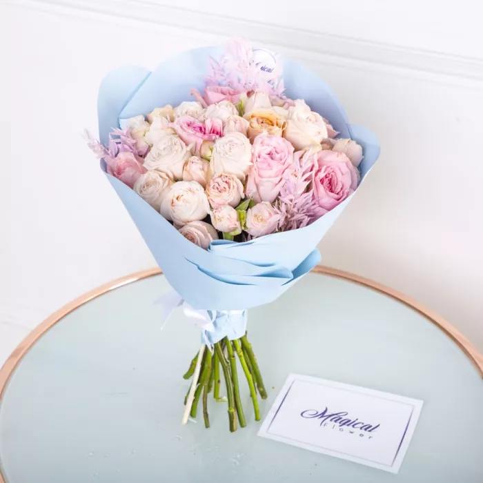 Букет с разноцветными розами