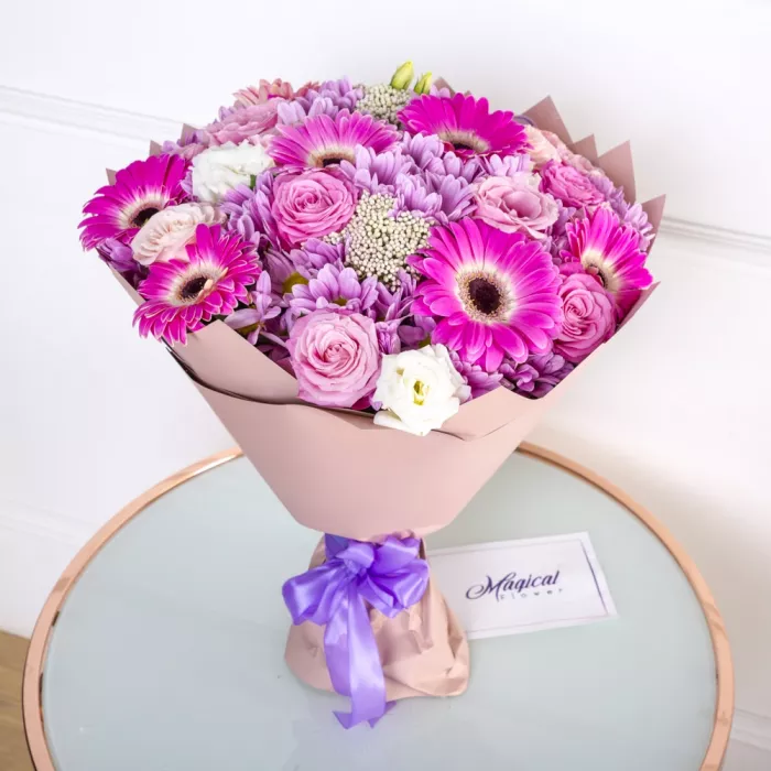 Букет из гербер, хризантем и роз