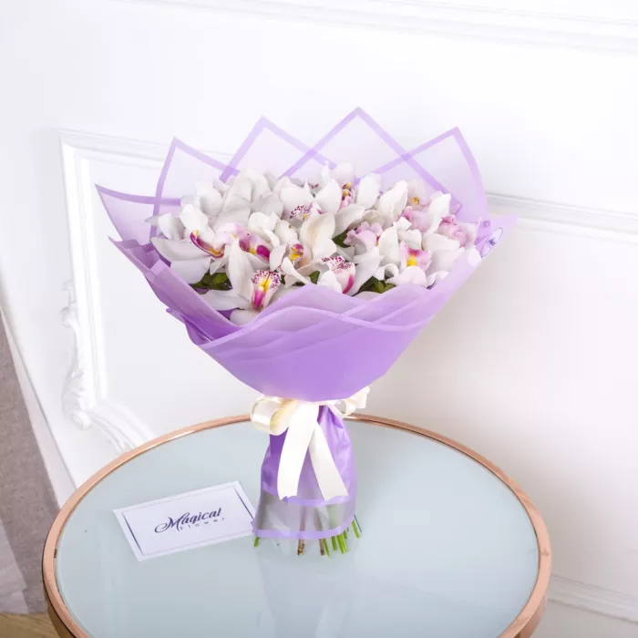 Букет из 25 белых орхидей