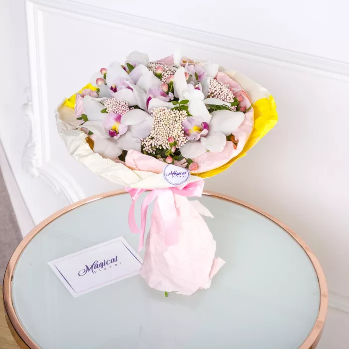 Букет из орхидей и озотамнуса