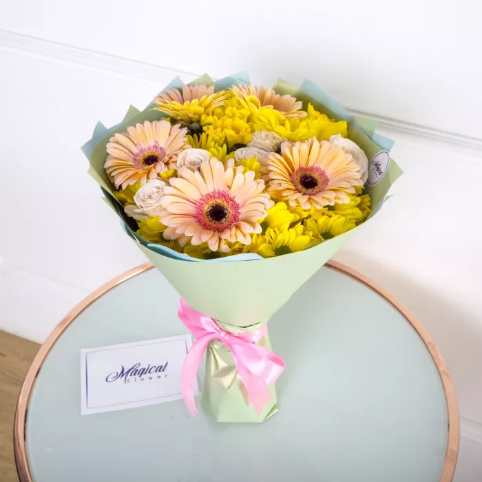 Букет из гербер, роз и хризантем