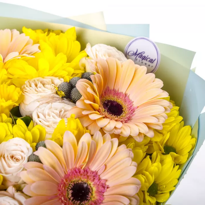 Букет из гербер, роз и хризантем