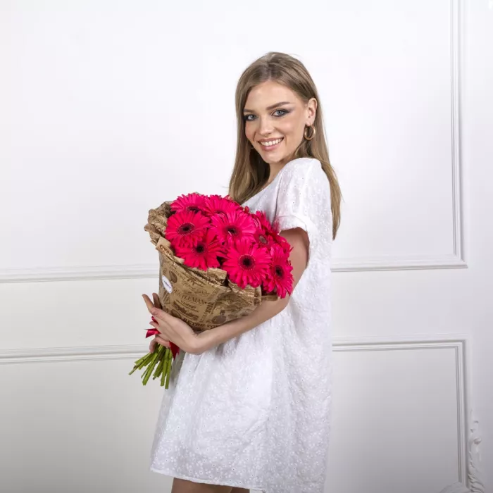 Букет из 11 красных гербер Букет из 11 красных гербер