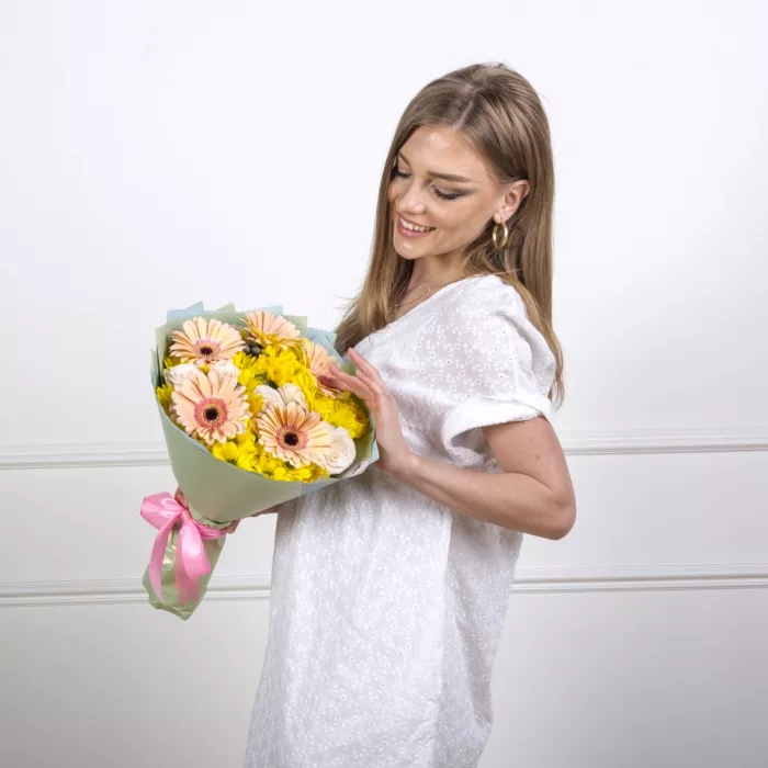 Букет из гербер, роз и хризантем