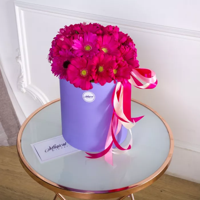 25 малиновых гербер в шляпной коробке
