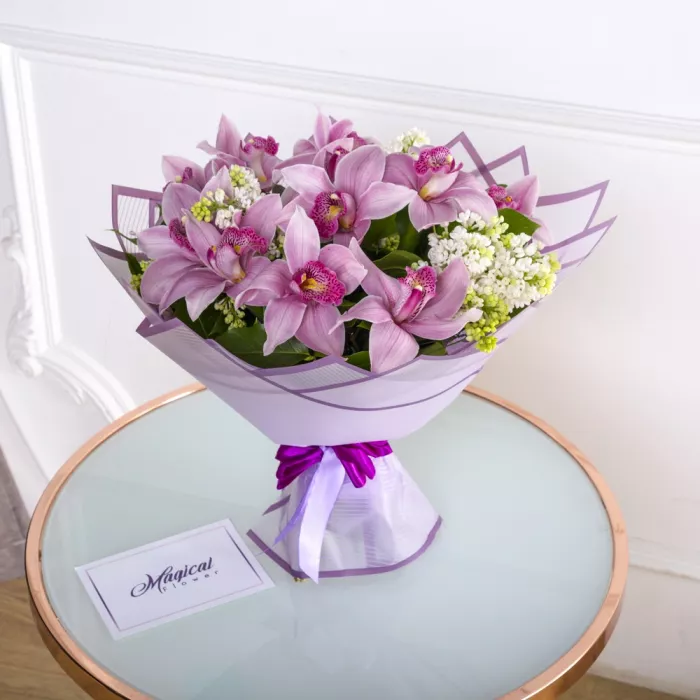 Букет из орхидей и сирени