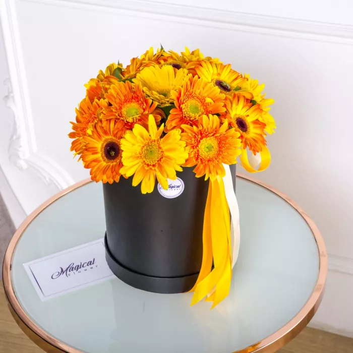 25 оранжевых гербер в шляпной коробке