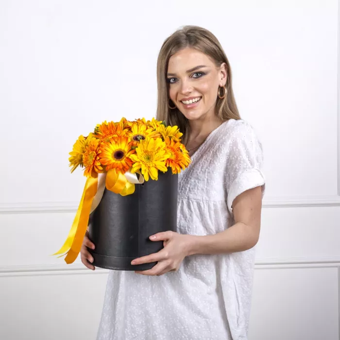 25 оранжевых гербер в шляпной коробке