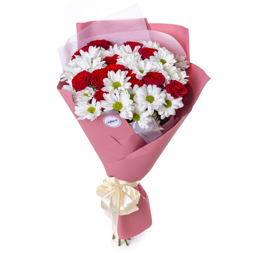 Красно-белый букет из кустовых роз и хризантем