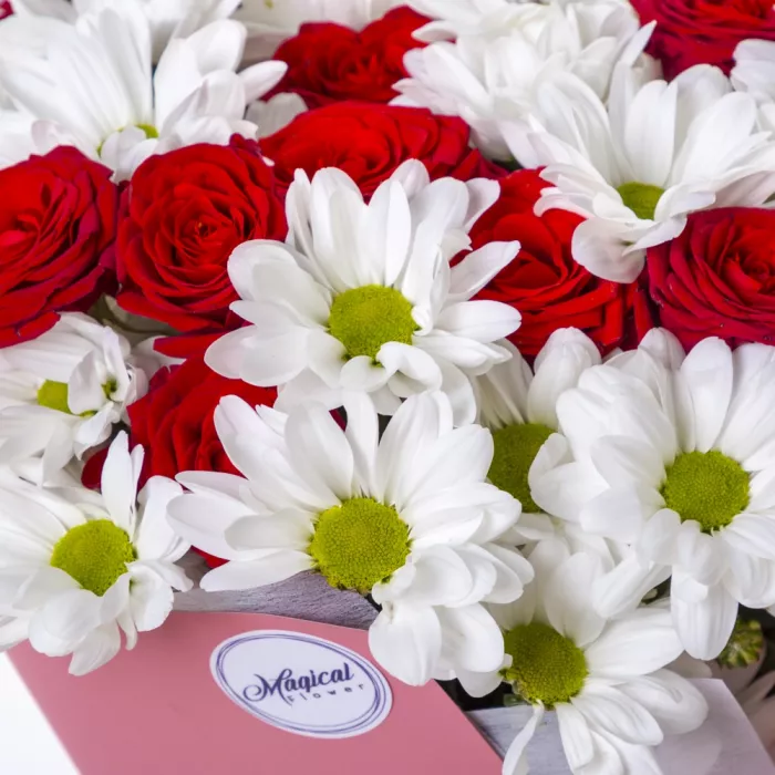 Букет из кустовых роз и хризантем