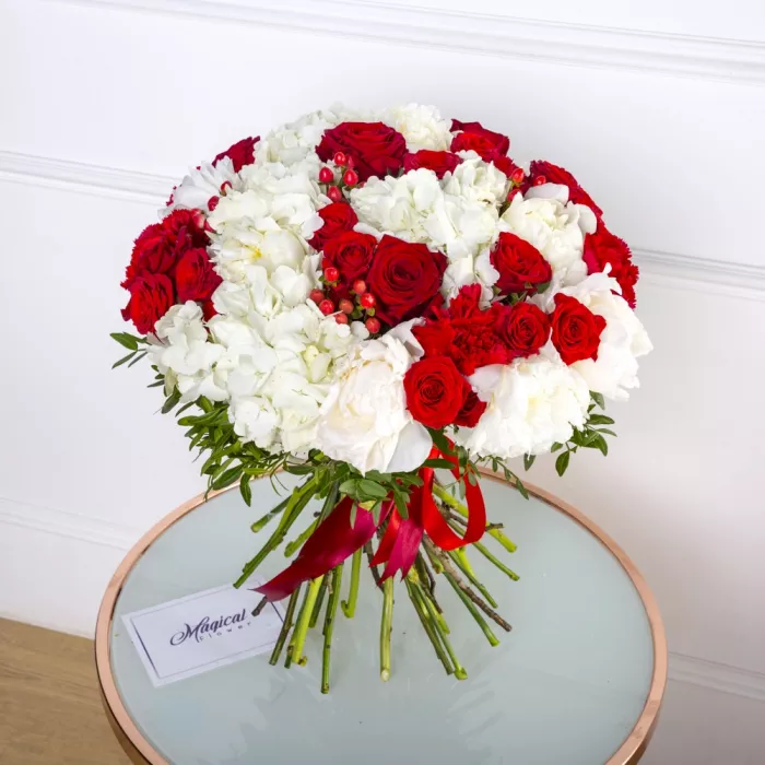 Букет из гортензий, пионов и роз