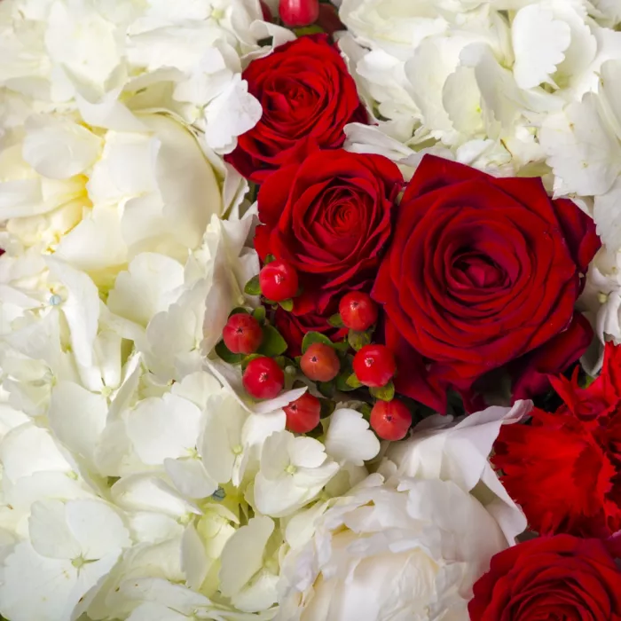 Букет из гортензий, пионов и роз