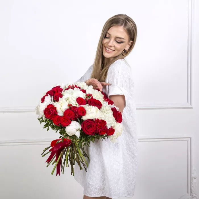 Букет из гортензий, пионов и роз