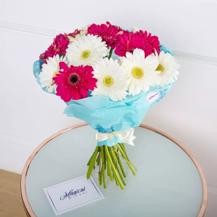 Букет из 19 разноцветных гербер