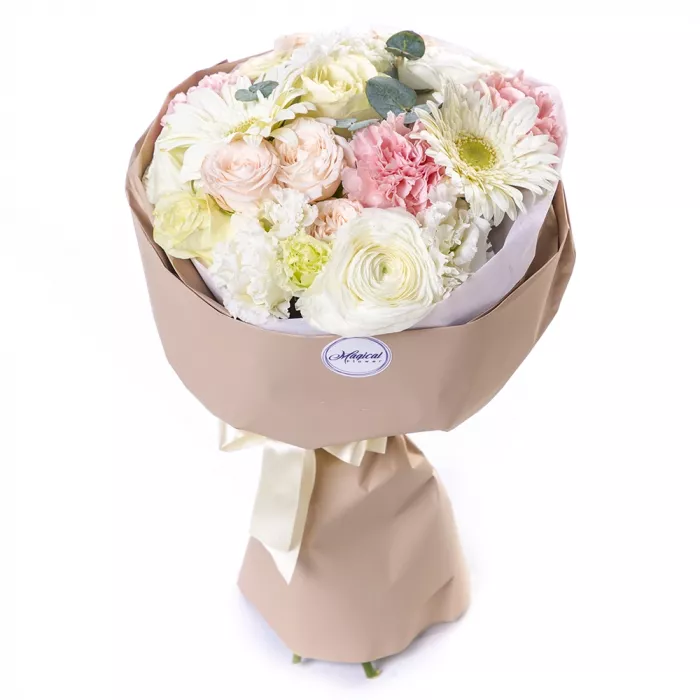 Букет из роз, гербер и ранункулюсов