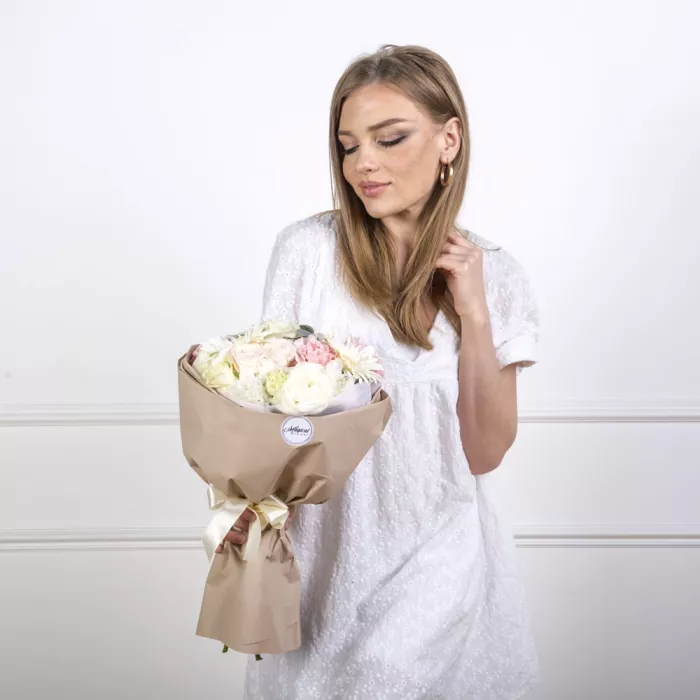 Букет из роз, гербер и ранункулюсов