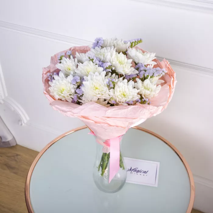 Букет из 3 белых хризантемы со статицей