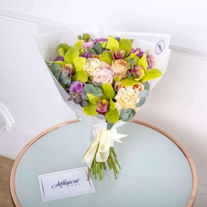 Букет из орхидей, роз и эустомы