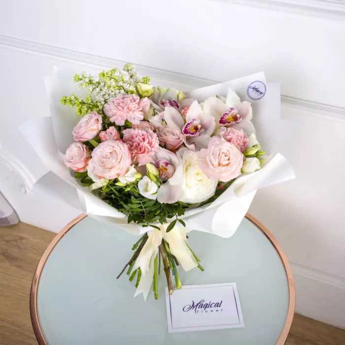 Букет из ранункулюсов, роз и орхидей