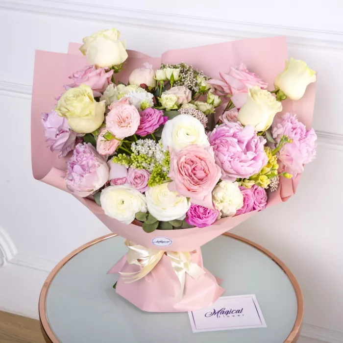 Букет из роз, пионов и ранункулюсов