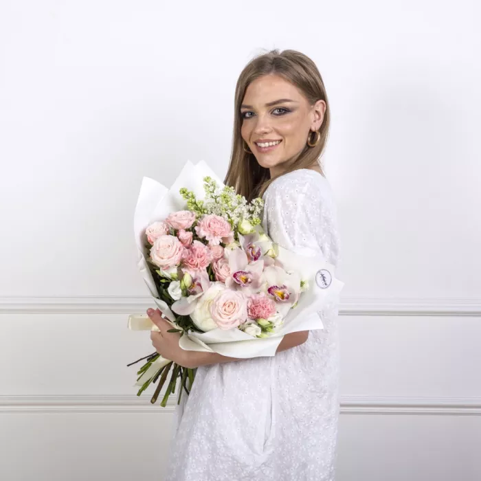 Букет из ранункулюсов, роз и орхидей