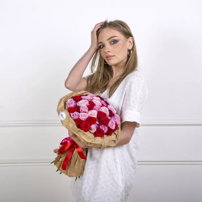 Букет из 23 разноцветных кустовых роз