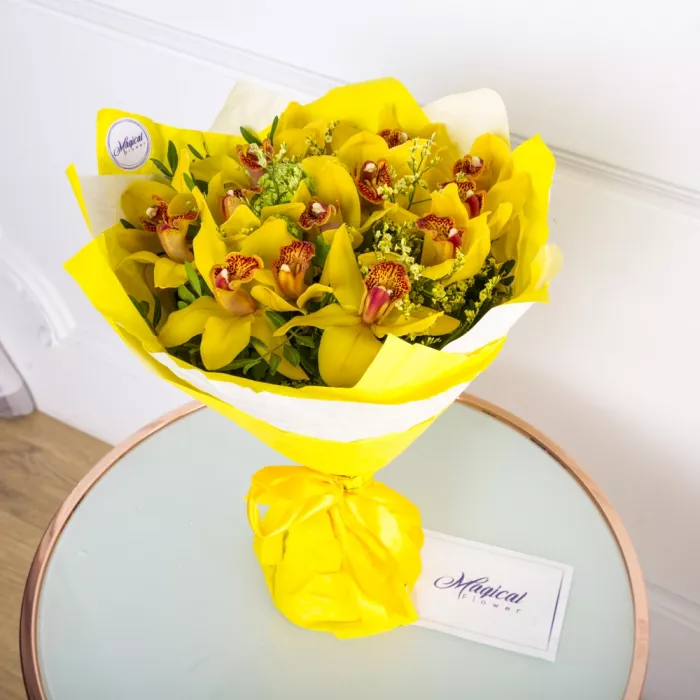 Букет из 15 желтых орхидей