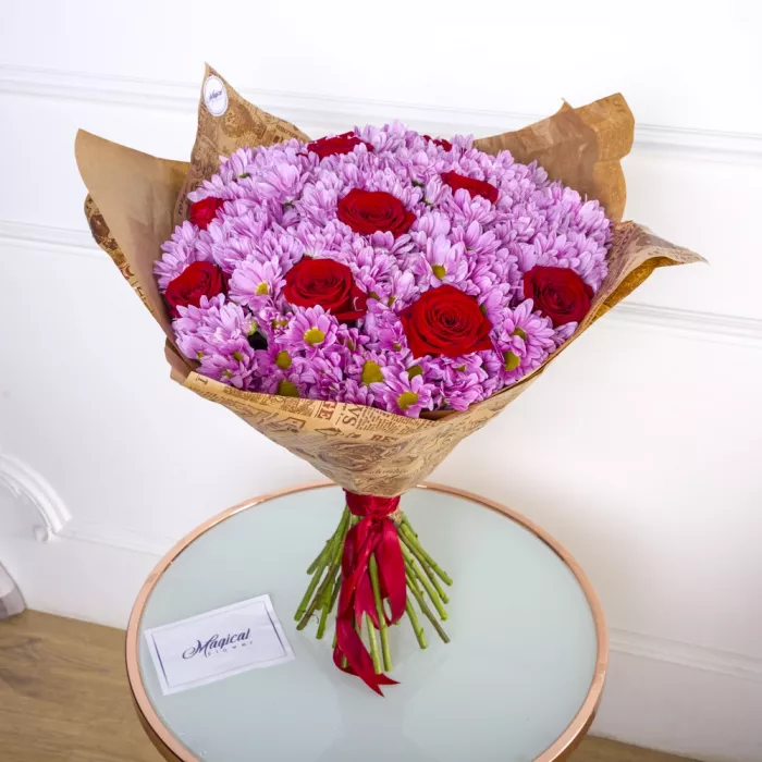 Букет из роз и сиреневых хризантем