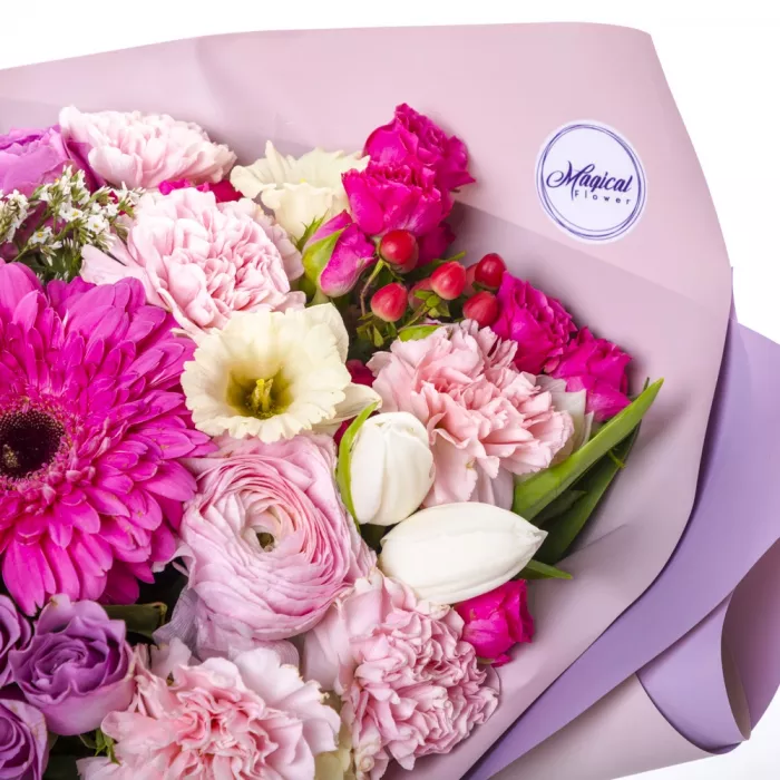 Букет из роз, тюльпанов и нарциссов