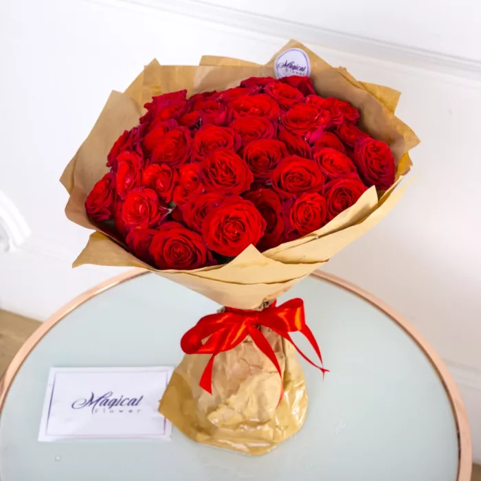 Букет из 21 красной кустовой розы