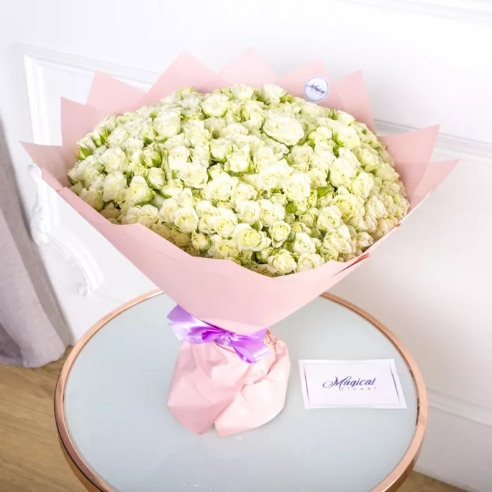 Букет из 101 белой кустовой розы