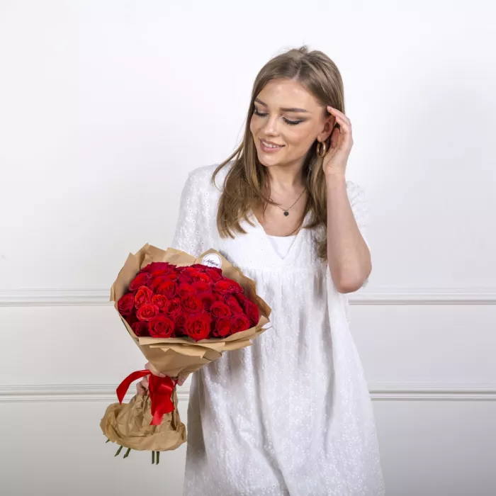 Букет из 21 красной кустовой розы