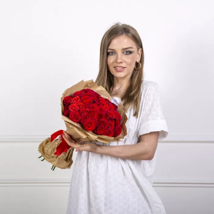 Букет из 21 красной кустовой розы