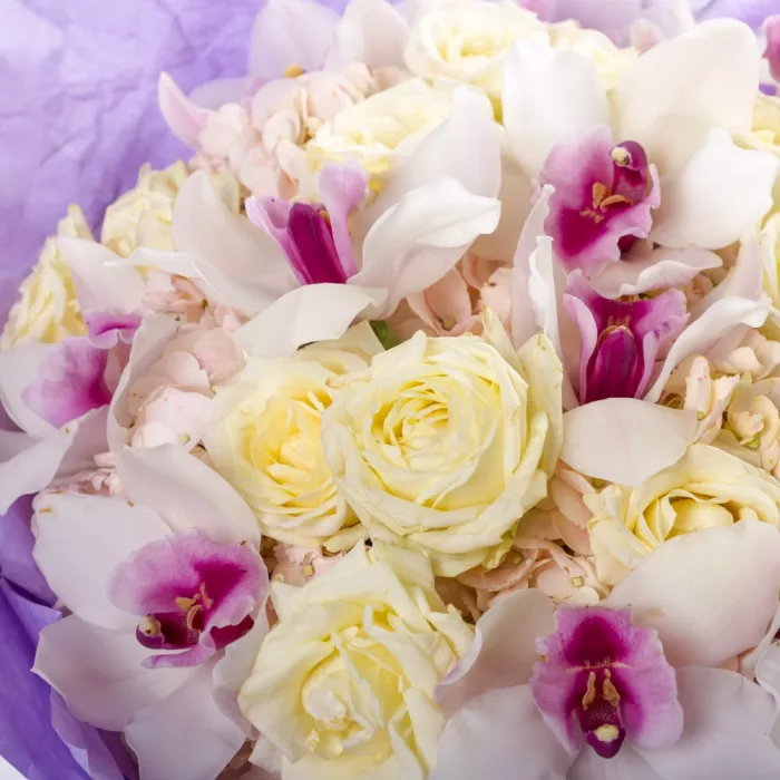 Букет из роз и орхидей