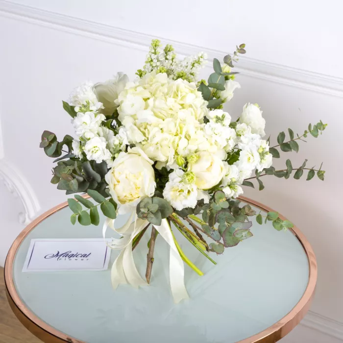 Букет из эустом, пионов и цветов матиоллы