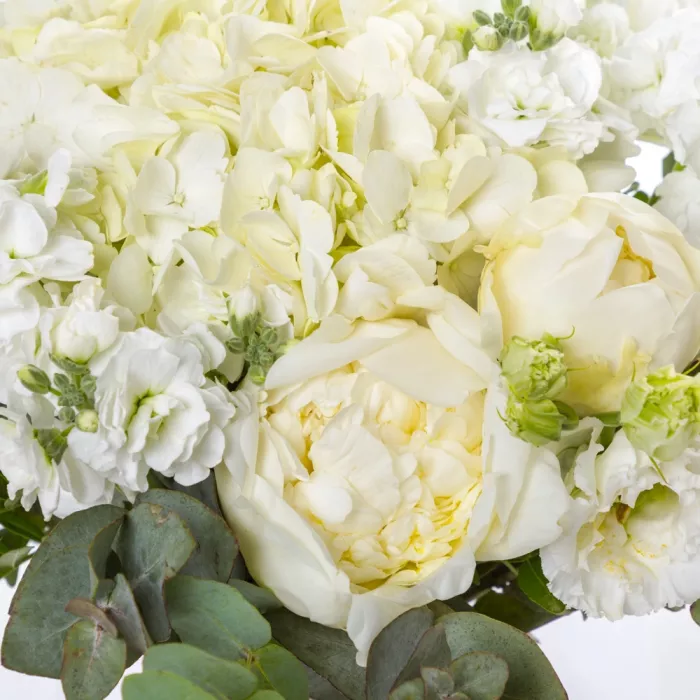 Букет из эустом, пионов и цветов матиоллы