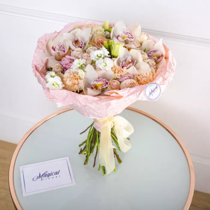 Букет из орхидей, роз и маттиолы